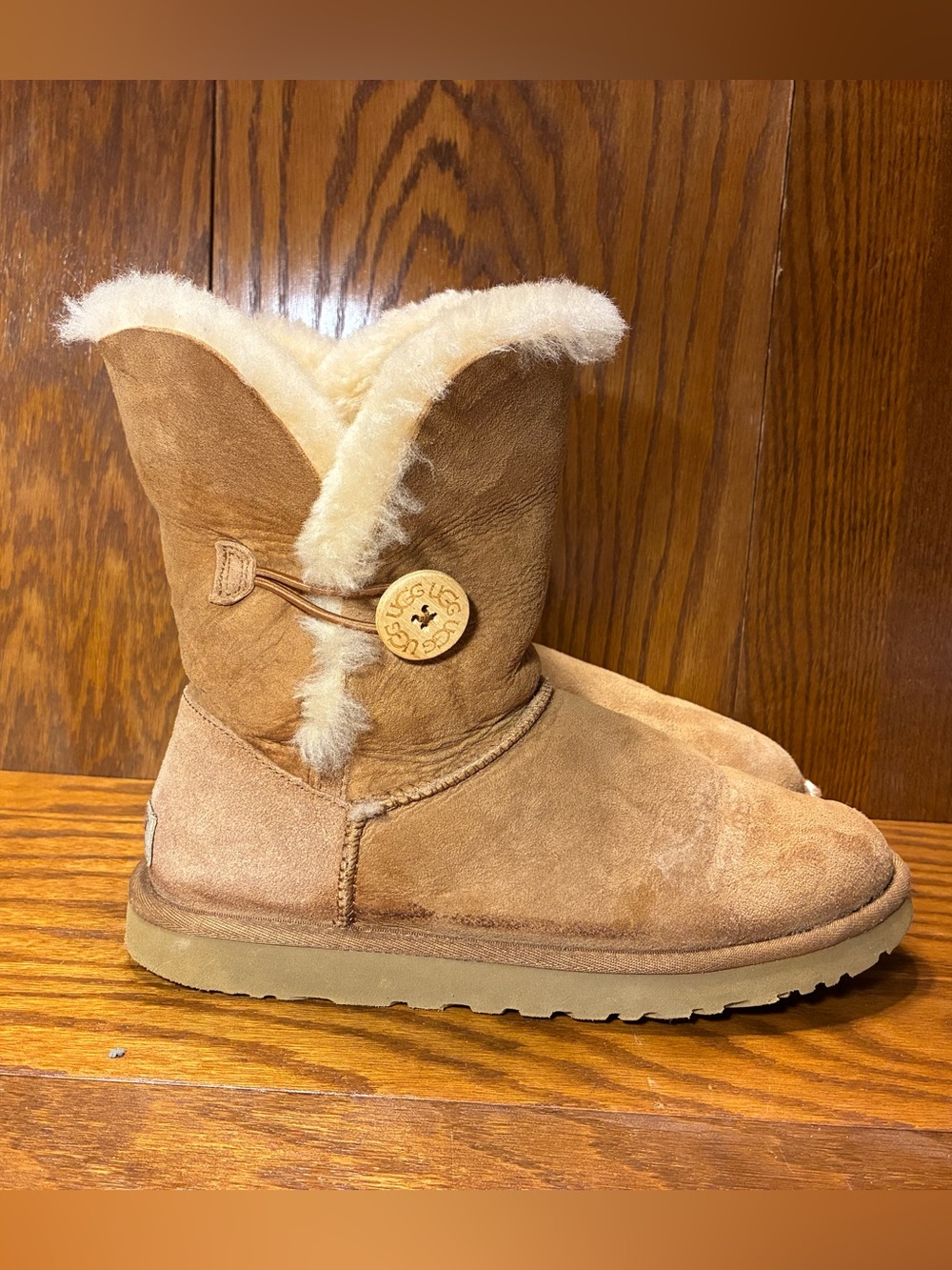 UGG Bailey Button Short 5803 Chestnut Sheepskin Boots Size 9